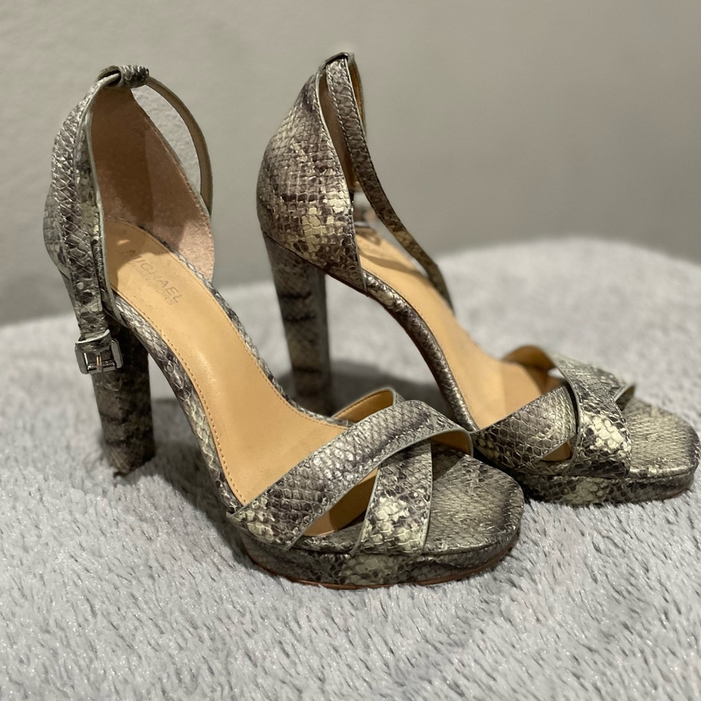 Michael KORS Grey snakeskin print Heels